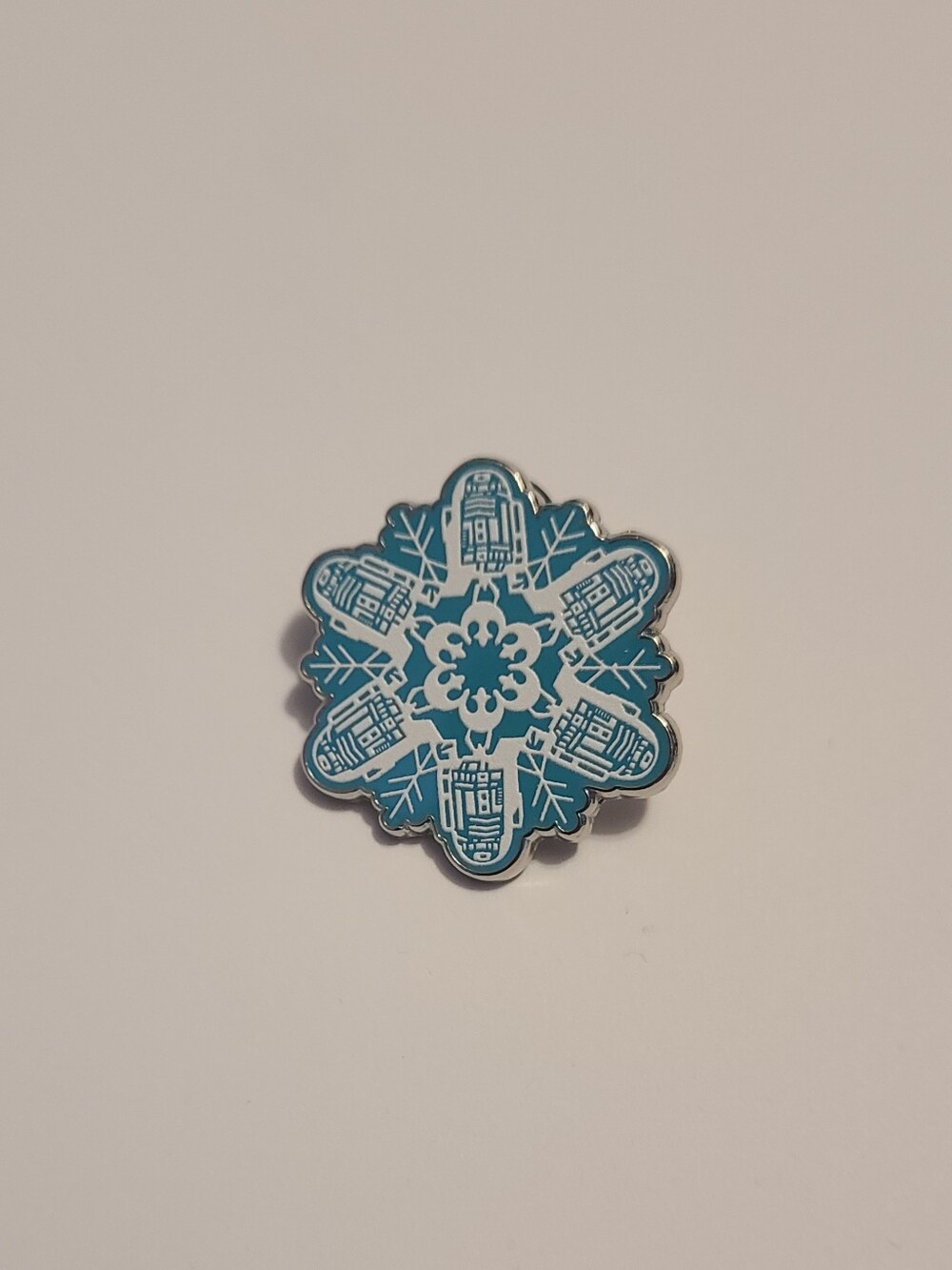 Disney R2D2 Snowflake Star Wars Pin - Picture 1 of 4